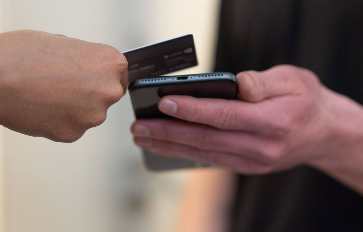 Customer paying a service pro by card